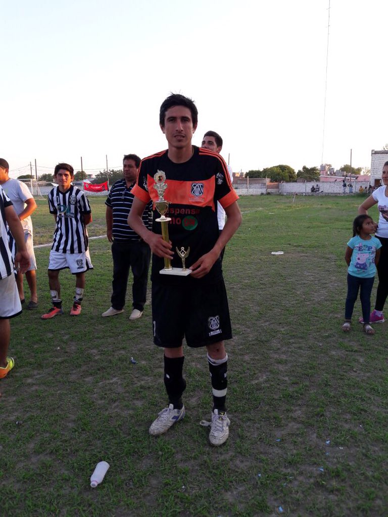 NotiQuimili's tweet photo. #LigaQuimilenseFútbol Premiación al #CampeónJuventudUnida + #SubCampeónTalleres + #GoleadorRobertoSoria (JU) y #MejorArqueroChikiMoran (T). https://t.co/cyj1scY0Pe