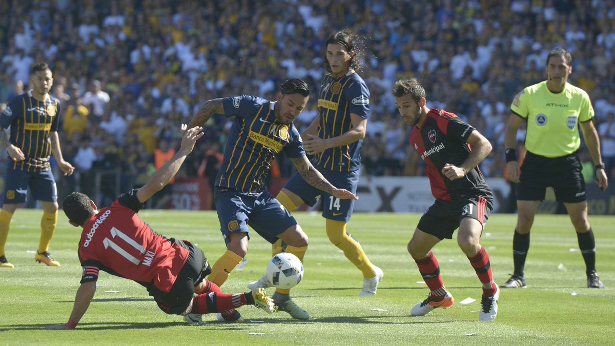 lacapital's tweet photo. 📷 #FOTOGALERIA ⚽ Las postales del clásico ➡ https://t.co/JEJMsRs9CZ https://t.co/Qkd3aZsrQ0