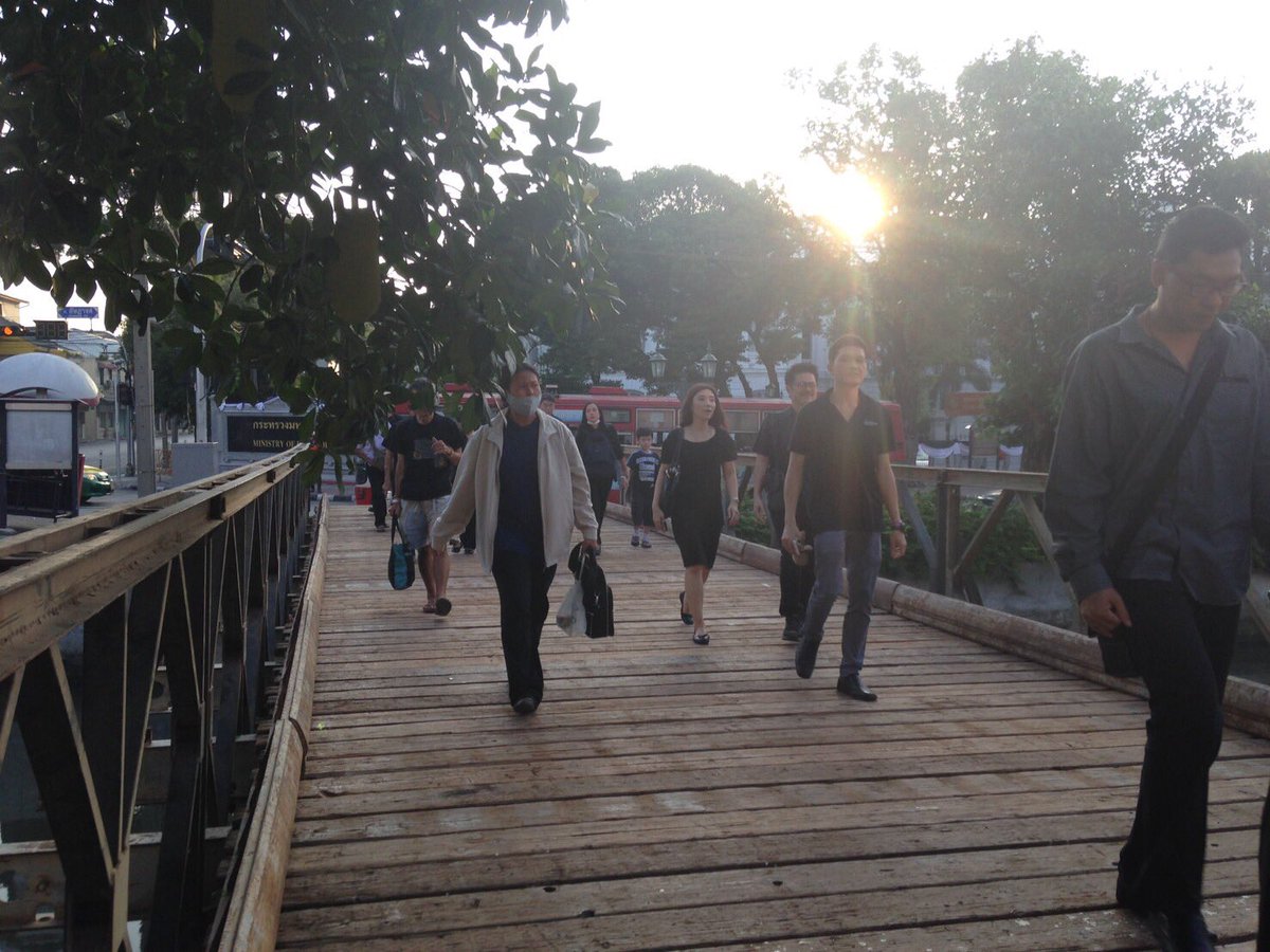 WassanaNanuam's tweet photo. สร้างเสร็จปุ๊ป พี่น้องประชาชนใช้ปั๊ป

เดินข้ามคลองหลอดมาทางกลาโหม เดินเข้าสู่พระบรมมหาราชวังใกล้เลย

ฝีมือทหารช่าง ช.พัน9 สร้างเสร็จ6โมงเช้า https://t.co/JLPaQZeili