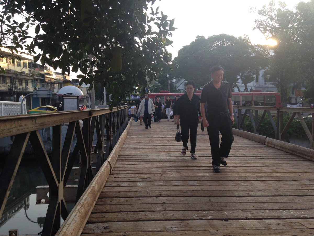 WassanaNanuam's tweet photo. สร้างเสร็จปุ๊ป พี่น้องประชาชนใช้ปั๊ป

เดินข้ามคลองหลอดมาทางกลาโหม เดินเข้าสู่พระบรมมหาราชวังใกล้เลย

ฝีมือทหารช่าง ช.พัน9 สร้างเสร็จ6โมงเช้า https://t.co/JLPaQZeili