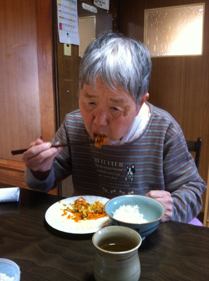 satoshi6510's tweet photo. 実家で要介護3の母と朝食。
最近ぶなし���じにハマって多用している。 https://t.co/fjV4TaK4uF