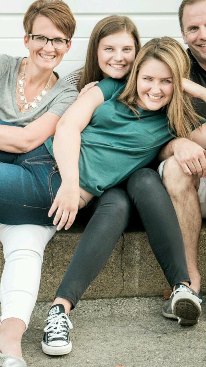 Mallory_J_W's tweet photo. So, family pics turned out really good!! https://t.co/TpMTjQL7sQ