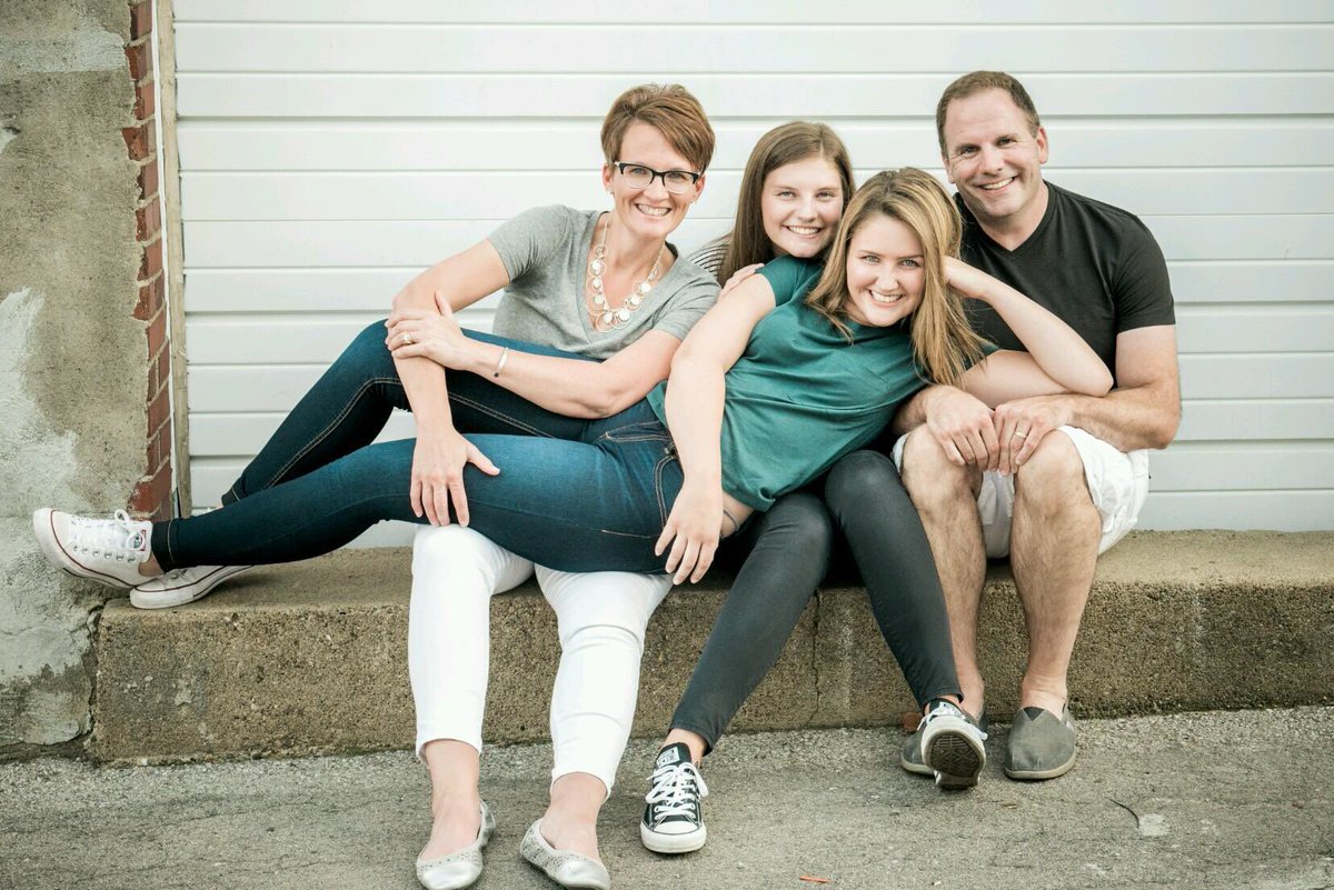 Mallory_J_W's tweet photo. So, family pics turned out really good!! https://t.co/TpMTjQL7sQ
