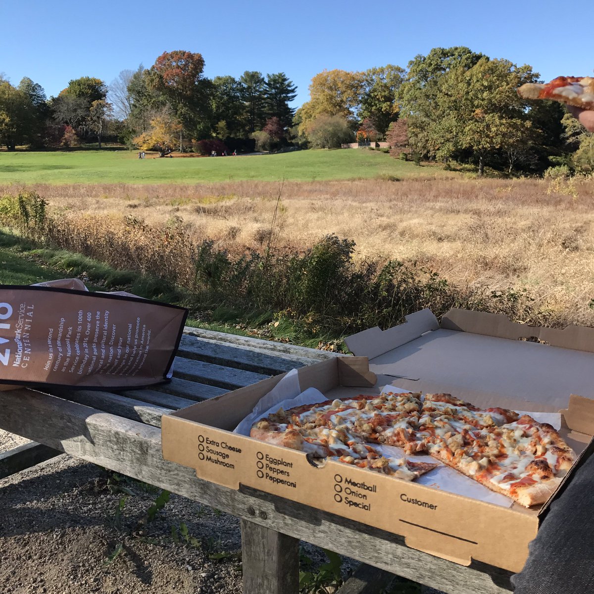 acaravan オールドノースブリッジとサンクチュアリと言う名の野原 コンコードで買ったピザを食べつつ美しい景色を堪能しました acaravan オールドノースブリッジとサンクチュアリと言う名の野原 コンコードで買ったピザを食べつつ美しい景色を堪能しました