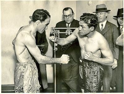 BikuzBoxing's tweet image. Tony Canzoneri (right) vs Johnny Dundee
 
90yrs ago 10-24-1927 Canzoneri beat Dundee by 15rd UD    
Vacant NYSAC World Featherweight Title