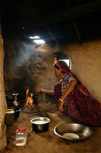 TweetofAnu's tweet image. In Indian village kitchen !! women cooks food on wood fire!!! #Indian #village #Cookingmethod #Woodfire
