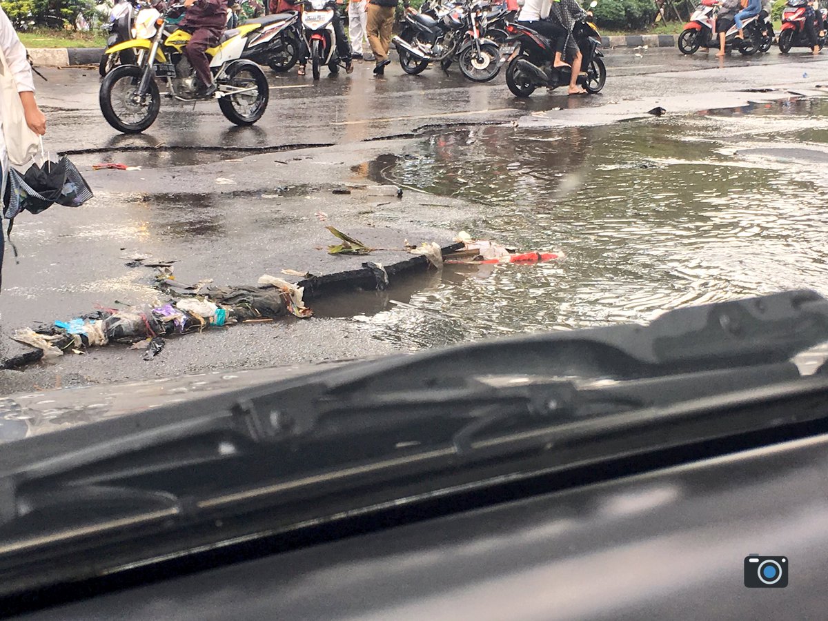 infobdg's tweet photo. #lalinBDG 13.38 : Jalan depan Hotel Harper Pasteur (belokan sukamulya) aspal pecah | @ritavania https://t.co/0muwdqG7vB