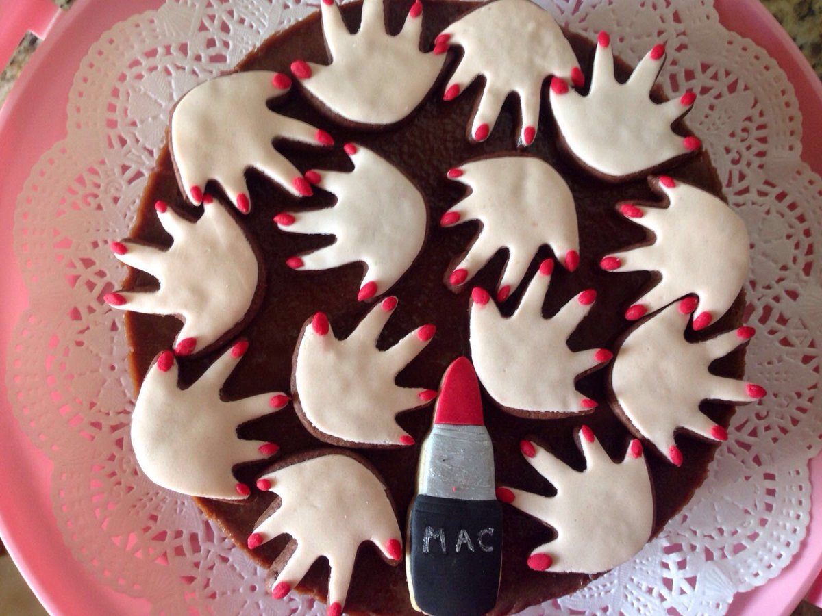 smallcakes2's tweet photo. Glam cake 💅🏽💄👠 https://t.co/kH6jNg7Q1p