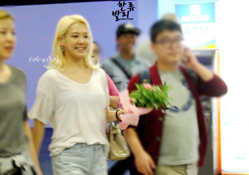 [PIC][23-10-2016]HyoYeon khởi hành đi Bali để chụp hình cho tạp chí "K-Wave" vào hôm nay Cvg9blfUsAAnF7m