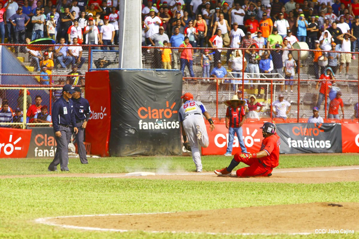 CarlosAlfaroLeo's tweet photo. Los Dantos cumplen sus promesas. Prometieron el Campeonato, y también moverse de rodillas al centro del Diamante @nuevaya @lrivasa https://t.co/cZw0lRVFRB