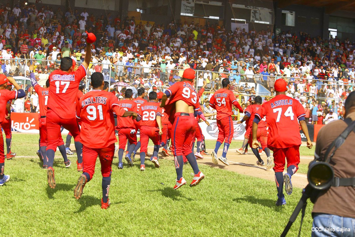CarlosAlfaroLeo's tweet photo. Los Dantos cumplen sus promesas. Prometieron el Campeonato, y también moverse de rodillas al centro del Diamante @nuevaya @lrivasa https://t.co/cZw0lRVFRB