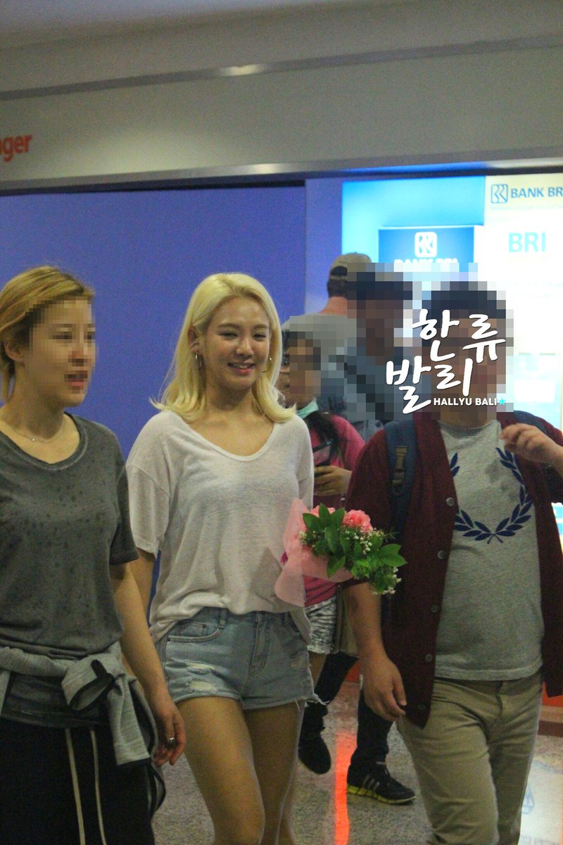 [PIC][23-10-2016]HyoYeon khởi hành đi Bali để chụp hình cho tạp chí "K-Wave" vào hôm nay CvgBFKgUkAA9YtX