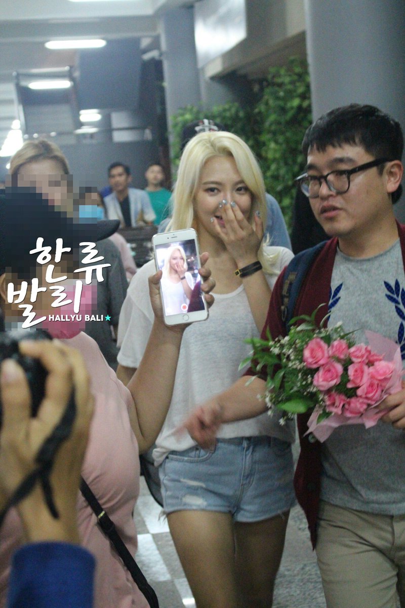 [PIC][23-10-2016]HyoYeon khởi hành đi Bali để chụp hình cho tạp chí "K-Wave" vào hôm nay CvgC4zBVIAAcVA-