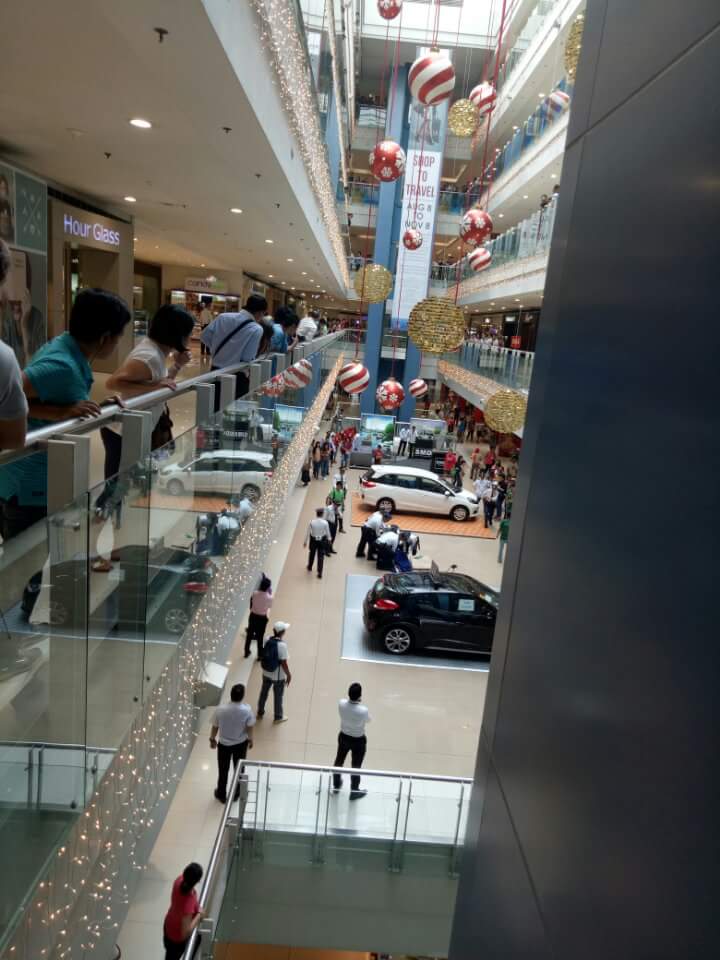 ryancanlas's tweet photo. Just as my dad was on his way to see a movie at @smcinema_mega, he saw a person fell from a higher floor down at @smmegamall. It's sad. https://t.co/5f7lMXk87l