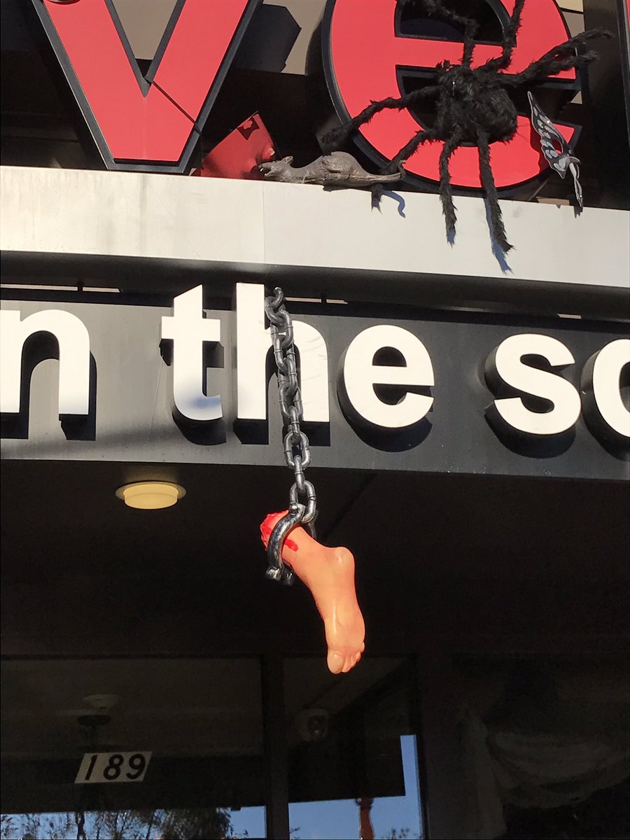 harold_foot's tweet photo. Saw this in Salem today and all I have to say it WHAT IS WRONG WITH THE WORLD???? #RIP #FeetArePeopleToo https://t.co/0goYGTMc75