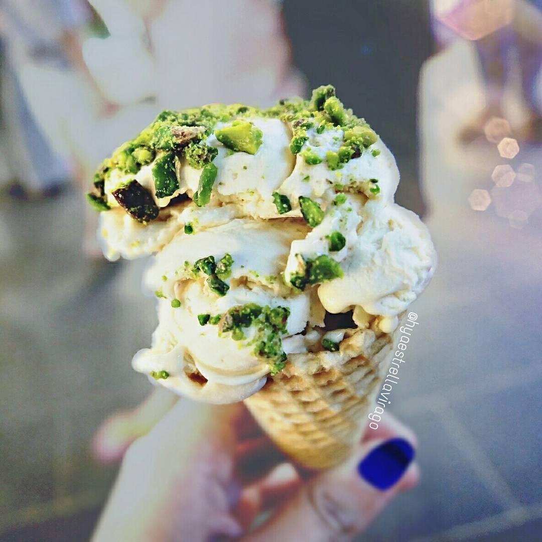 nutsnroll's tweet image. Almond dengan taburan topping pistachio 🍦