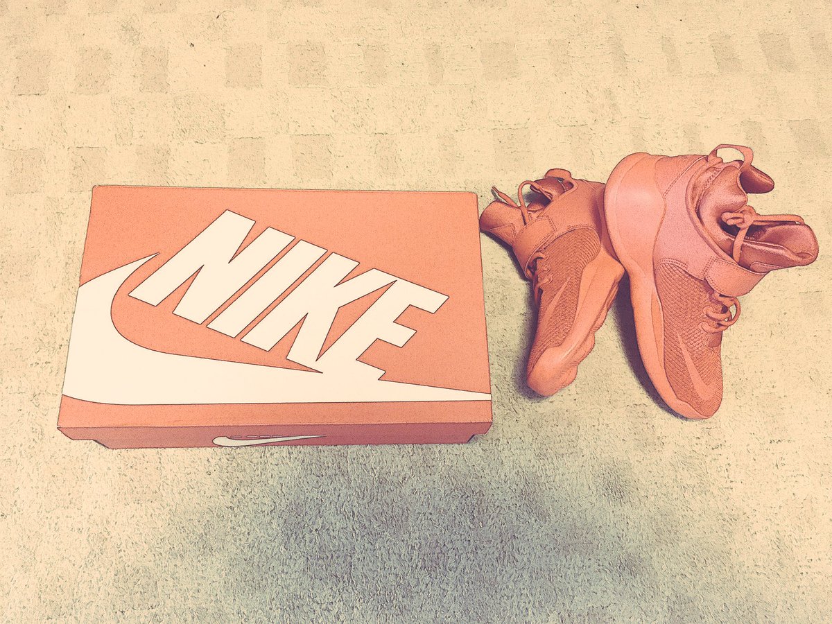 mukku6974's tweet photo. NIKE KWAZI 
#NIKE 
#KWAZI 
#actionRED https://t.co/Zuxmnc7hke