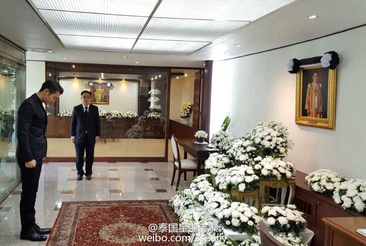 161022 Siwon visit Royal Thai Embassy in Seoul -  to mourn the passing of the late King Bhumibol (cr: ssdaily)