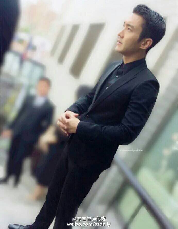 ELF_for407's tweet photo. 161022 Siwon visit Royal Thai Embassy in Seoul -  to mourn the passing of the late King Bhumibol (cr: ssdaily) https://t.co/2gu3qOk4ns
