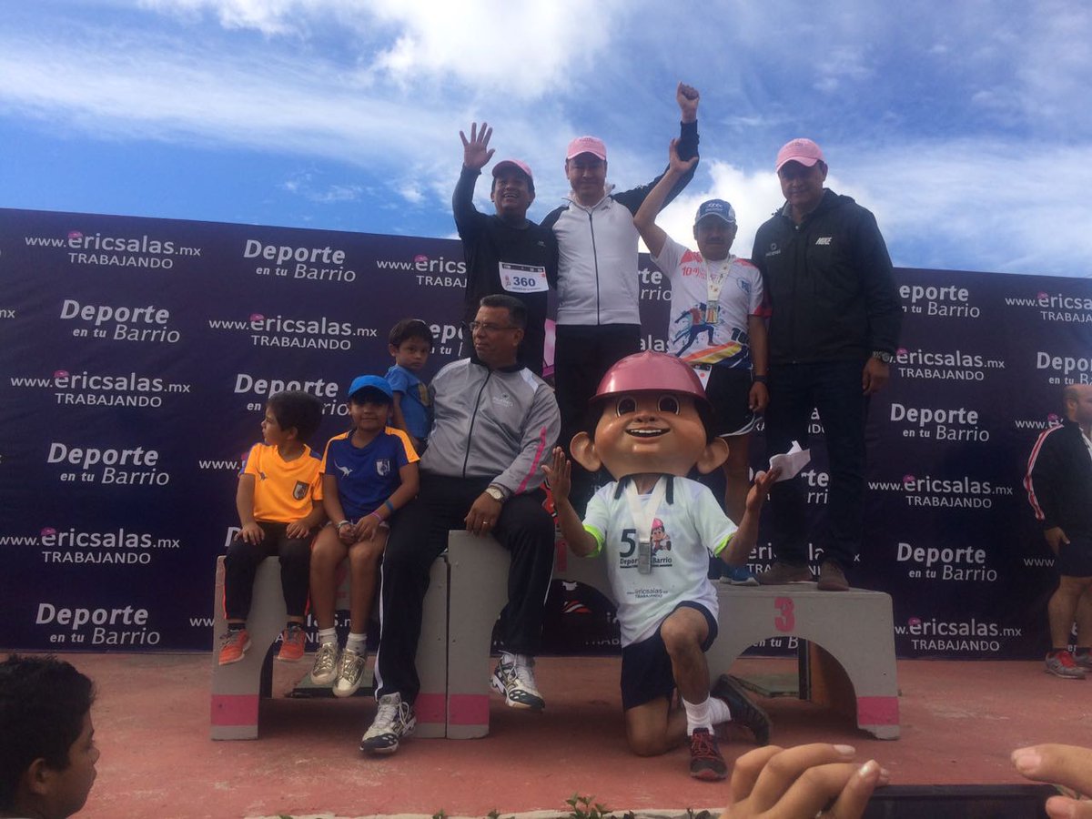Ericsalasg's tweet photo. "DEPORTE EN TU BARRIO"
CORRE, TROTA, CAMINA EN FAMILIA!!!
CON ACCIONES EN FAVOR DE LA FAMILIA.. SUPERO EXPECTATIVAS PARTICIPACIÓN!!! Gracias https://t.co/Srzxxy7WWF