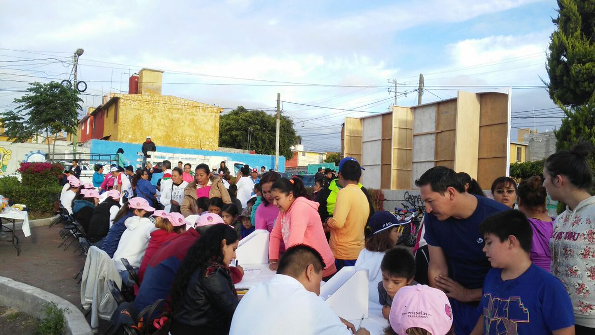 Ericsalasg's tweet photo. "DEPORTE EN TU BARRIO"
CORRE, TROTA, CAMINA EN FAMILIA!!!
CON ACCIONES EN FAVOR DE LA FAMILIA.. SUPERO EXPECTATIVAS PARTICIPACIÓN!!! Gracias https://t.co/Srzxxy7WWF