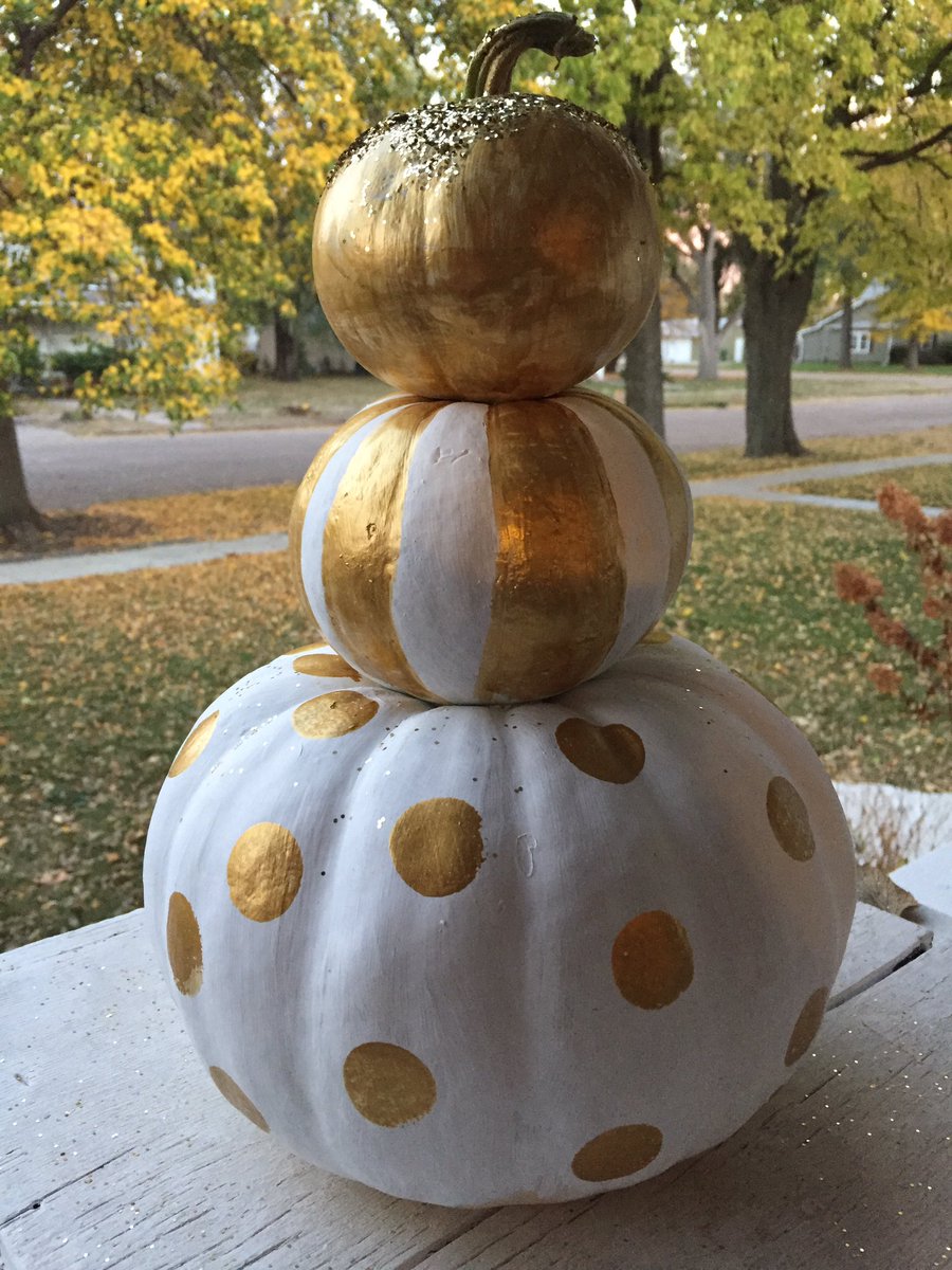 EmilyChrls's tweet photo. Our staff painted pumpkins today! #HandsOnHamptonality https://t.co/Qe9BaCBQ7t
