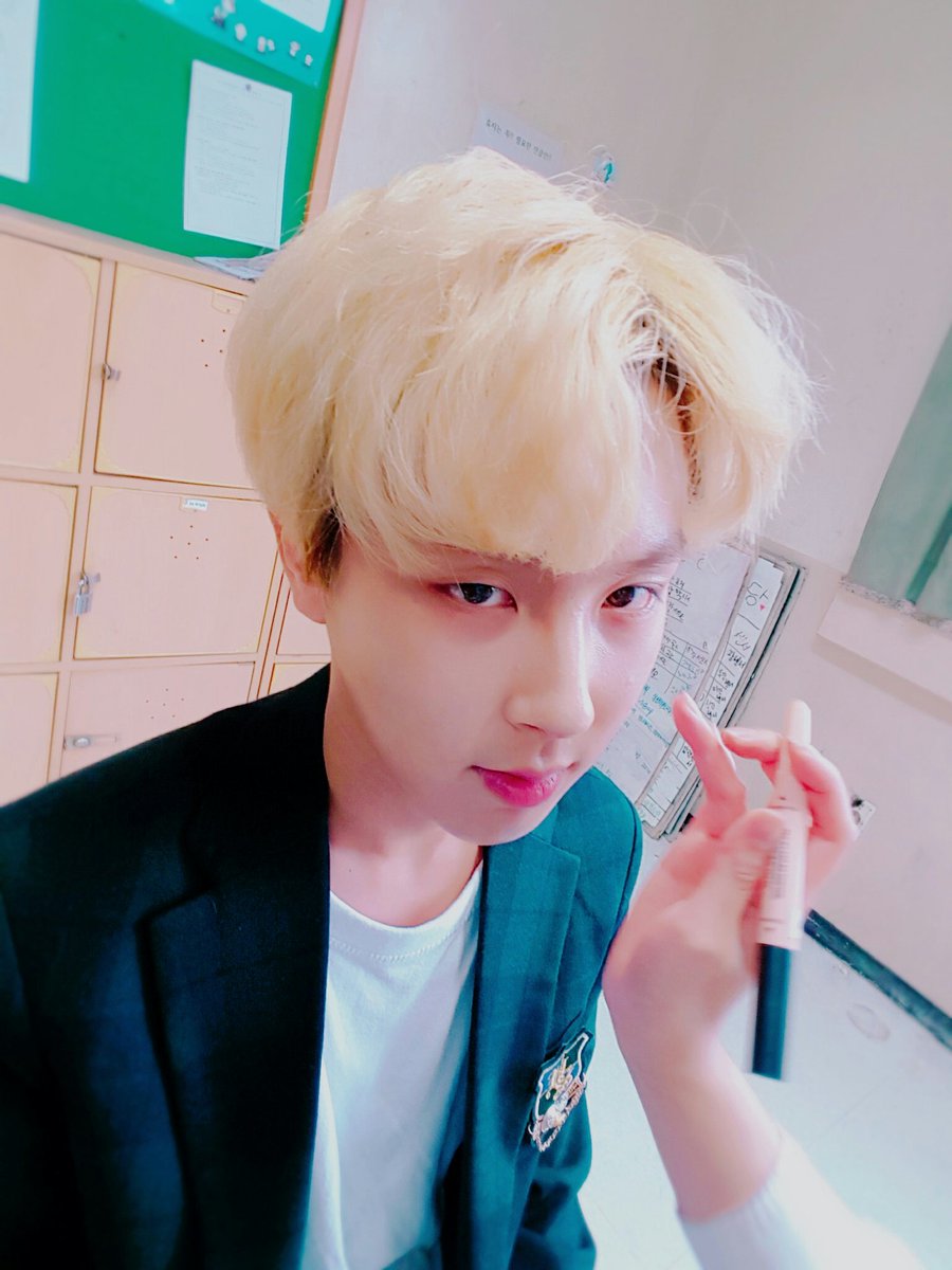 RBW_MAS's tweet photo. [161021 태장고 축제 비하인드 컷😘]
항상 얼굴 열일해주시는 우리의 #형아라인😎 애기와 오빠 그중간 어디쯤! #막내라인😜 
곧 공식포스트에서 더 많은 비하인드를 만나보세요~💕
링크👉https://t.co/Ks1n8tOfTA
#MAS0094 https://t.co/xYwaosIdx1
