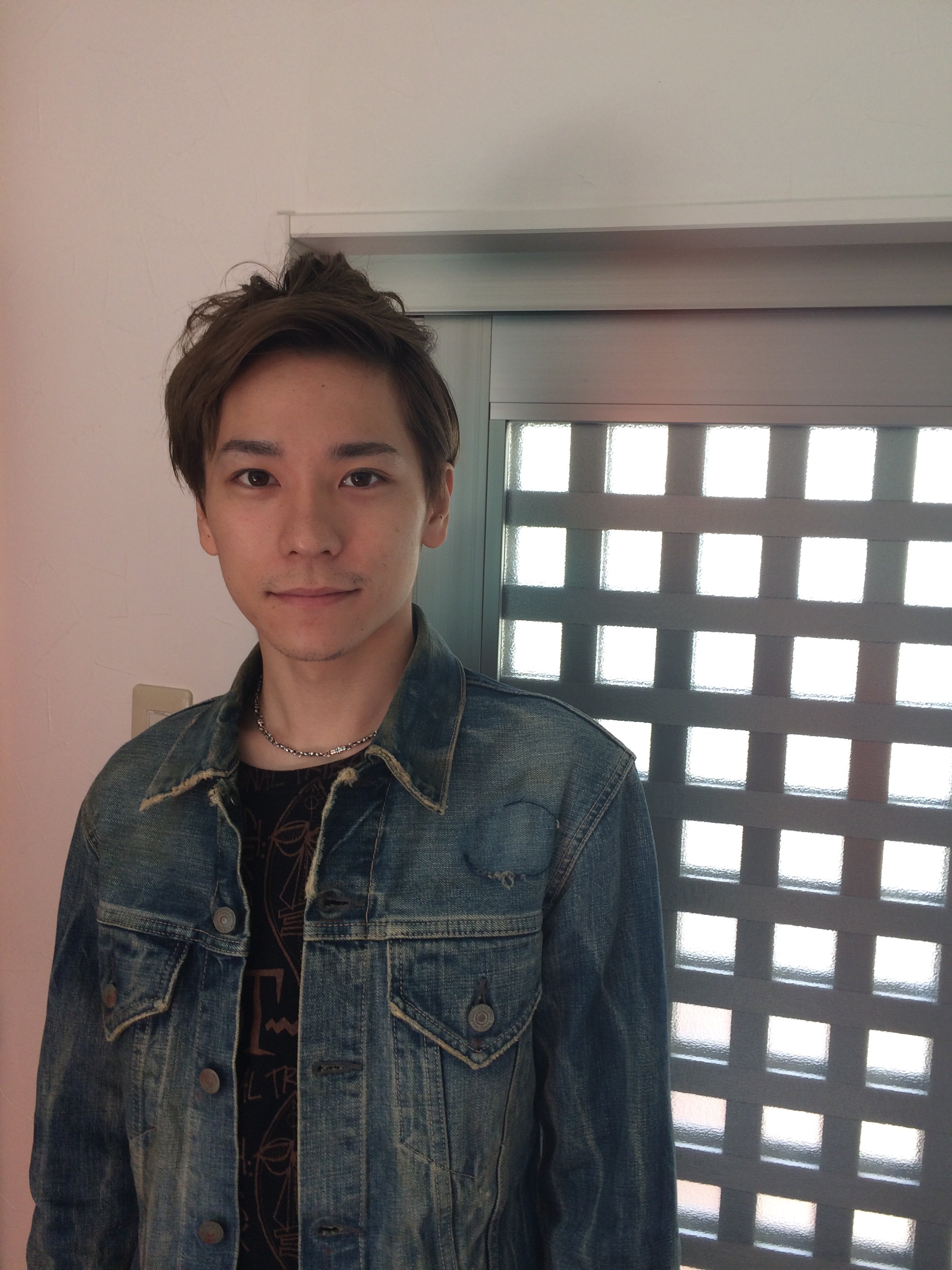 大阪 美容室charm March ちゃまこです 今朝は事務所に男前が来てたのでパチリ いつも安定のイケメンぶりなのは チャームハーツ生野店の山本くんです さりげないポーズも決まっています イケメン 美容師 大阪 美容院 男前 T Co
