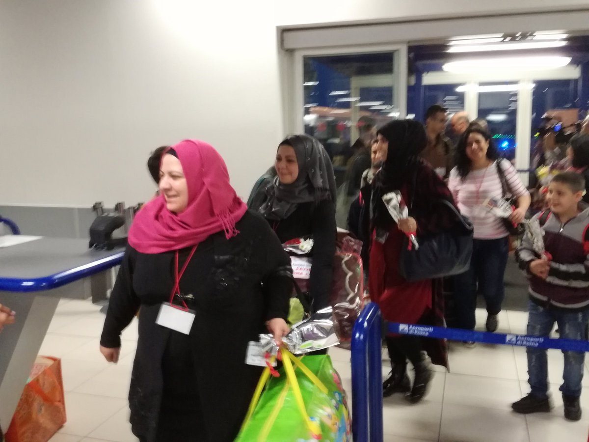 Sono fuggiti dalla Siria, siamo andati a prenderli, hanno attraversato il mare in aereo, non su un barcone: BENVENUTI IN ITALIA!!!!
