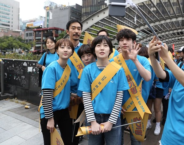 영화 '걷기왕' 팬서비스 대폭발한 1주차 무대인사 현장 공개! http://naver.me/xC9G7zD6 #걷기왕 #영화걷기왕 #심은경 #박주희 #윤지원Translate post