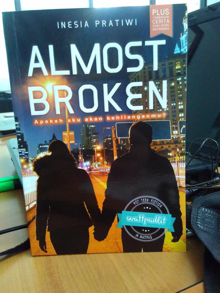 Loveableous's tweet photo. #AlmostBroken coming soon... Buku baru terbitan Loveable 😄😄😄 
Uuu, masih anget-anget dan wangi panggangan. https://t.co/Uzk8kD2dlg