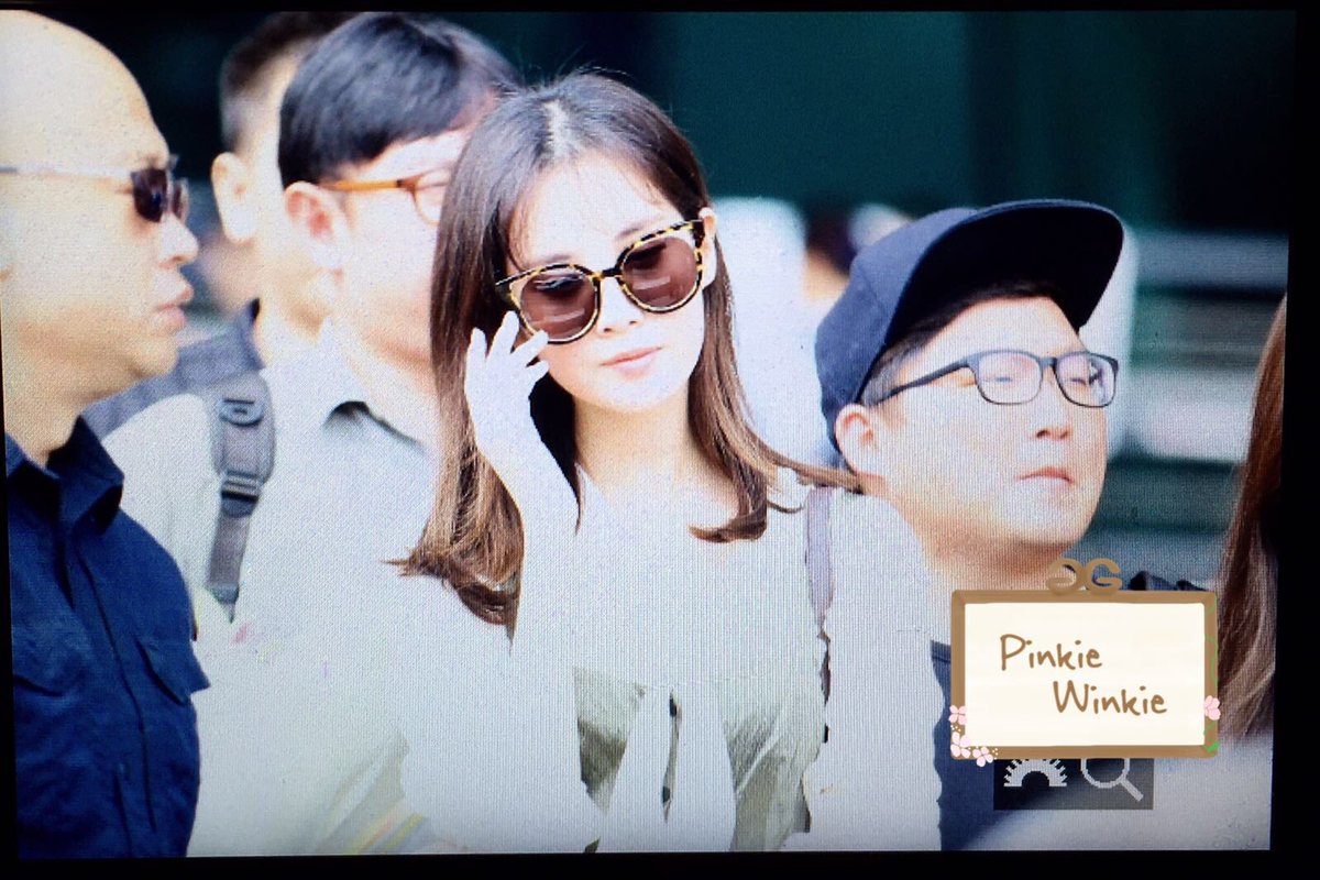 [PIC][24-10-2016]Yuri và SeoHyun khởi hành đi Thâm Quyến, Trung Quốc để tham dự sự kiện của thương hiệu "PANTENE" vào sáng nay CvgwO9PVMAATbcW