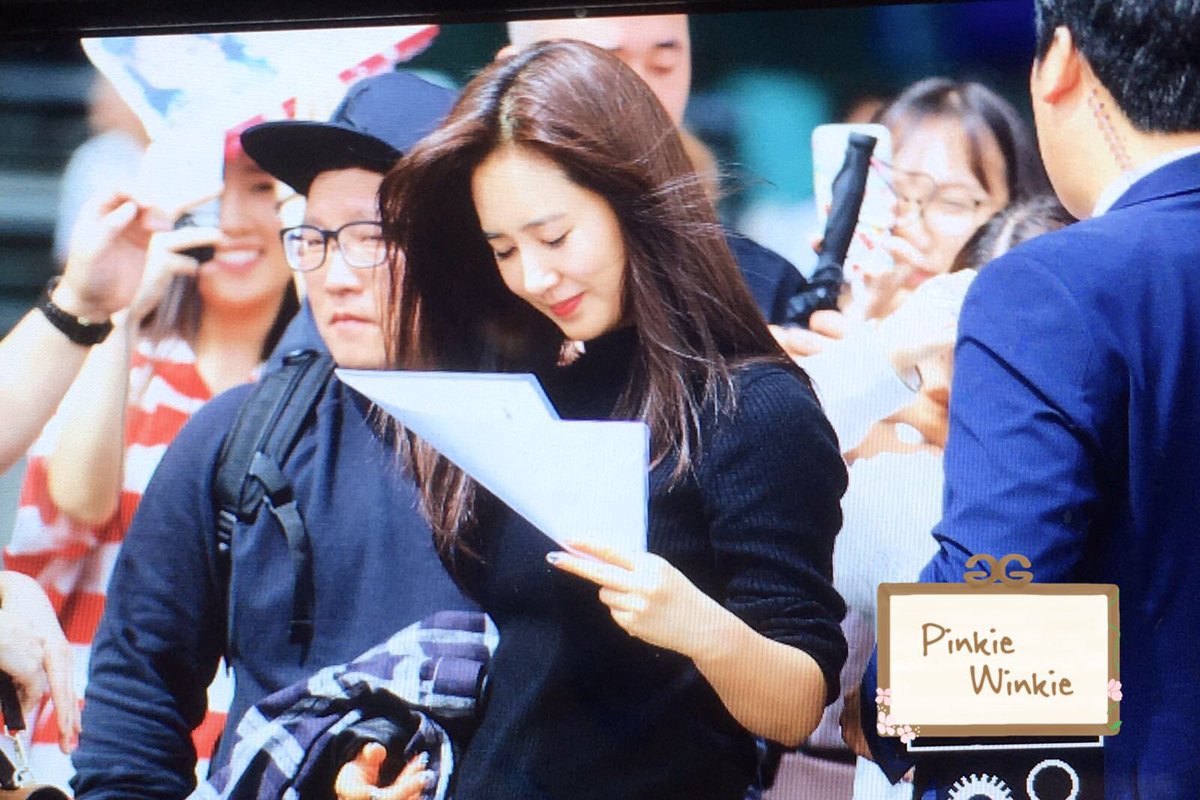 [PIC][24-10-2016]Yuri và SeoHyun khởi hành đi Thâm Quyến, Trung Quốc để tham dự sự kiện của thương hiệu "PANTENE" vào sáng nay CvgwO9RUEAAEkK4