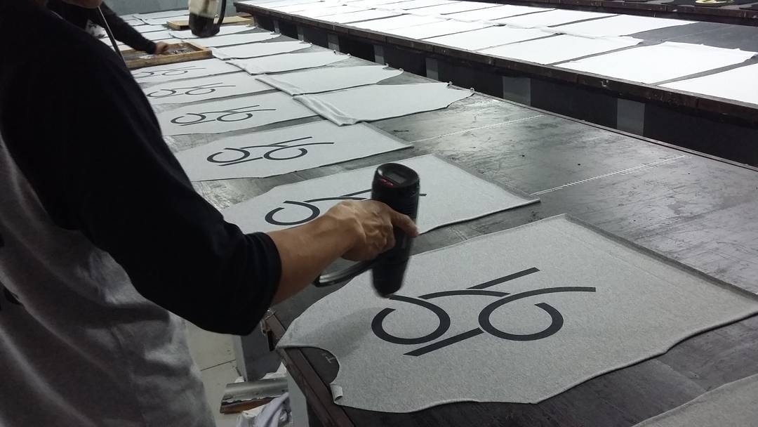 Proses produksi kaos, yg mau buat kaos jacket sweater PDH/PDL totebag..silahkan contack 08114117108 (wa)