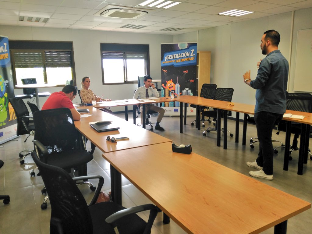 UCAM_ITM's tweet photo. Últimos pasos...👣👣
@sofiafersan y @cesar_nmart trabajan en la mentorización final de los proyectos de la I edición de #GeneraciónZ✌ https://t.co/X72xQW2kxV
