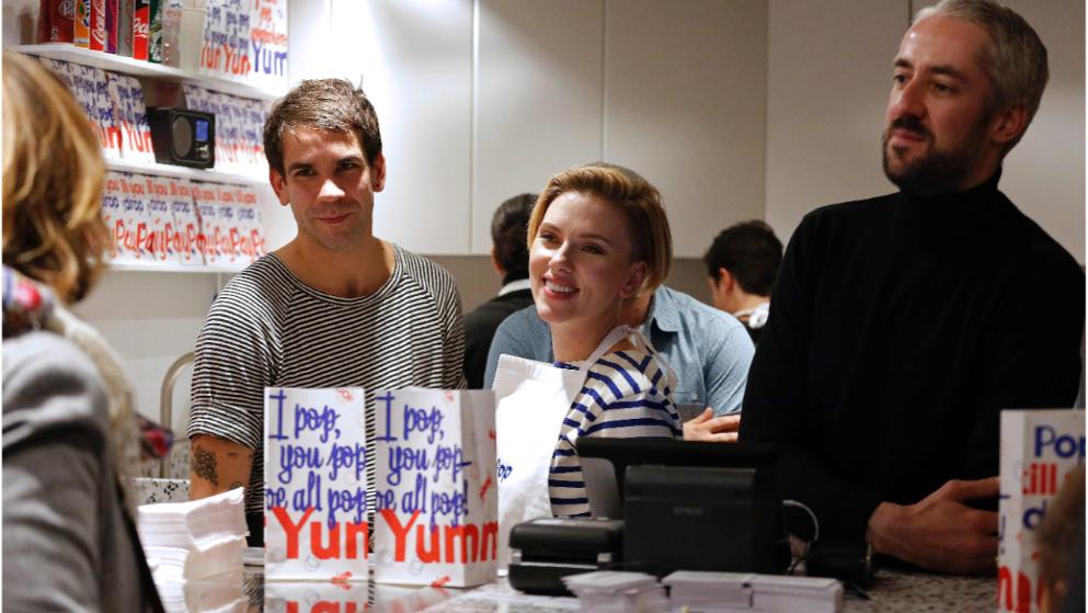 issuein_'s tweet image. #스칼렛요한슨 의 팝콘 가게

원래 소망(!)이었던 아담한 팝콘 가게를 파리에 열었다는군요..