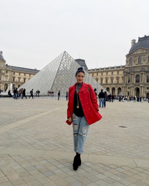 Viva Entertainment on X: Heart Evangelista's strollin' along Paris in  style!! Love your OOTDs, Heart ❤  / X
