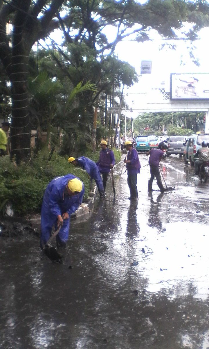 DSDABMKotaBdg's tweet photo. @ridwankamil @DiskominfoBdg @PRFMnews @infobdg URC Bojonagara, kondisi terkini jl dr Djundjunan, petugas sdg membersihkan lumpur sisa banjir https://t.co/rnYqobmrSJ