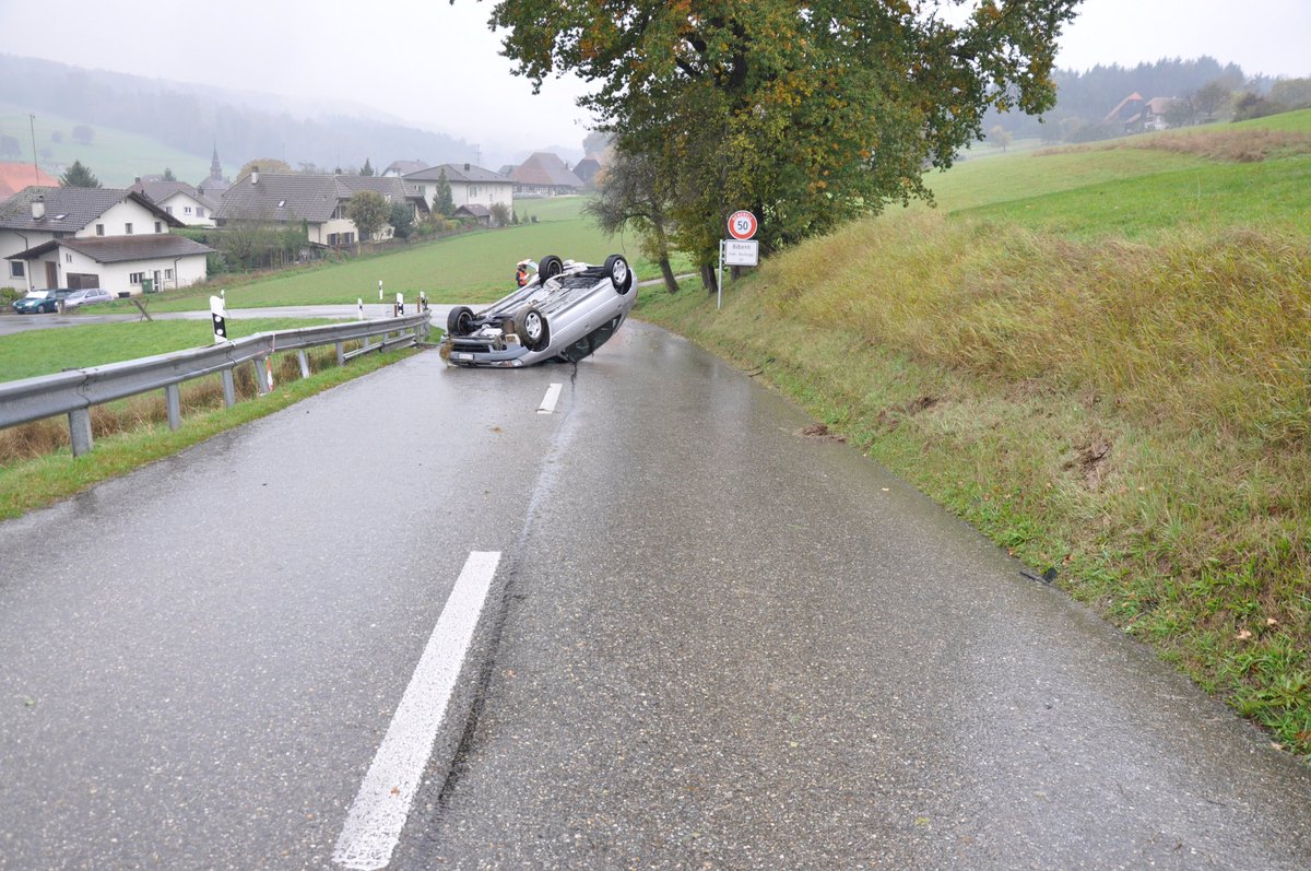 KapoSolothurn's tweet photo. #Bibern:Mann verliert Kontrolle über Auto und landet auf Dach. Drogenschnelltest fällt positiv aus. Niemand verletzt.https://t.co/oC39RB6avW https://t.co/VtxAawTADJ