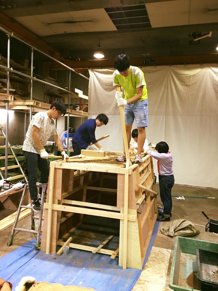 先端サイエンスをデザインの力で伝えるSalone in Roppongi「国際リニアコライダー（ILC）」展示。15mの巨大模型を「版築」で公開制作するボランティア大募集中！興味ある方はinfo@schemata.jpにご連絡下さい！tokyo-midtown.com/jp/event/desig…