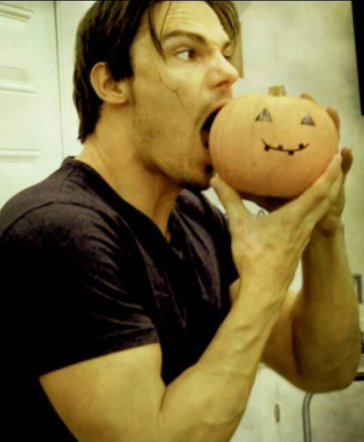 knovak832_novak's tweet photo. #AddHalloweenToTheMenu -->Jay Ryan & decorations... ;) #BatB https://t.co/9VuOvzombe