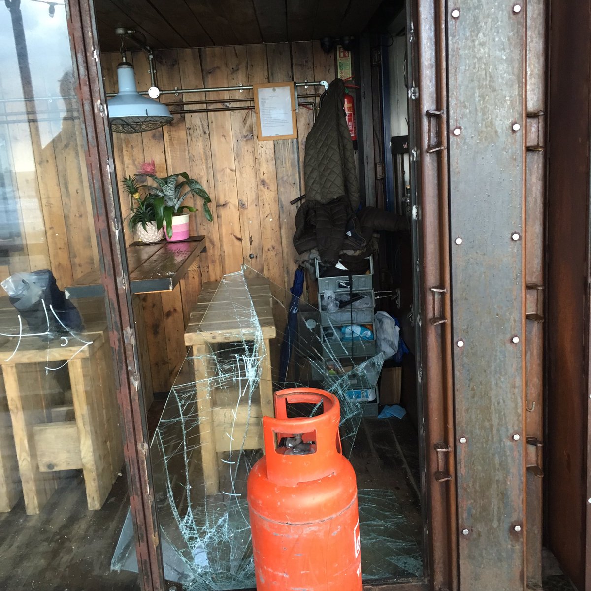 rileysfishshack's tweet photo. Lovely to wake up to this.. #robbingb*****ds if anyone was in Tynemouth last night and saw/heard anything suspicious please let us know https://t.co/j5hR5Oy5gN