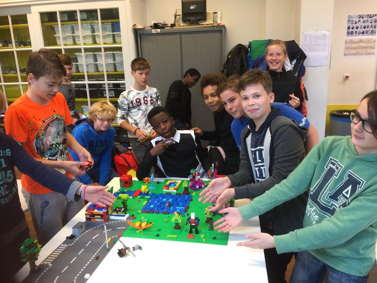 metiscoderclass's tweet image. En hier is de megastoere legostad van de #coderclass! @jessehouwing @Xpiritbv #lego4scrum