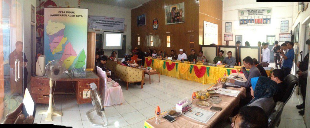 aceh_jaya's tweet photo. Breaking News: Rapat Pleno KIP ACEH JAYA Pengumuman dan Penetapan Paslon Bupati/Wakil Bupati Aceh Jaya 2017-2022 https://t.co/rasgGqABYm