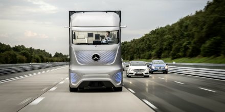 DaimlerTruckUK's tweet image. Leading the way as #trucking looks ahead - the @mercedesbenz #FutureTruck2025