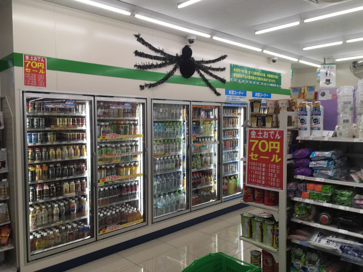 ハロウィンをクモの飾りだけで乗り切ろうとしているコンビニが笑えるｗｗ