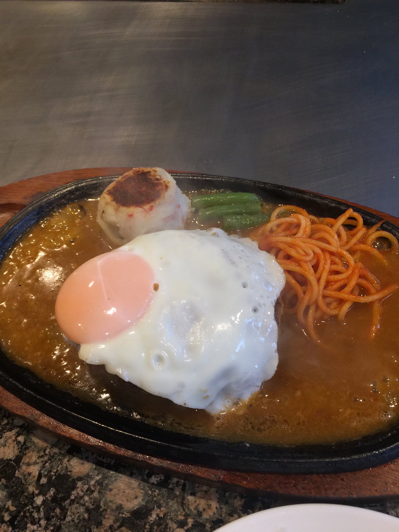 つばーる 夜はなかなか敷居の高い 大阪梅田のグリルロア T Co Gialrlwwya ランチは1000円まででたべれます ここのハンバーグはほんとに美味しくて 相当並びますが 並ぶ価値あり ｰ T Co N1p3ekyxvv Twitter