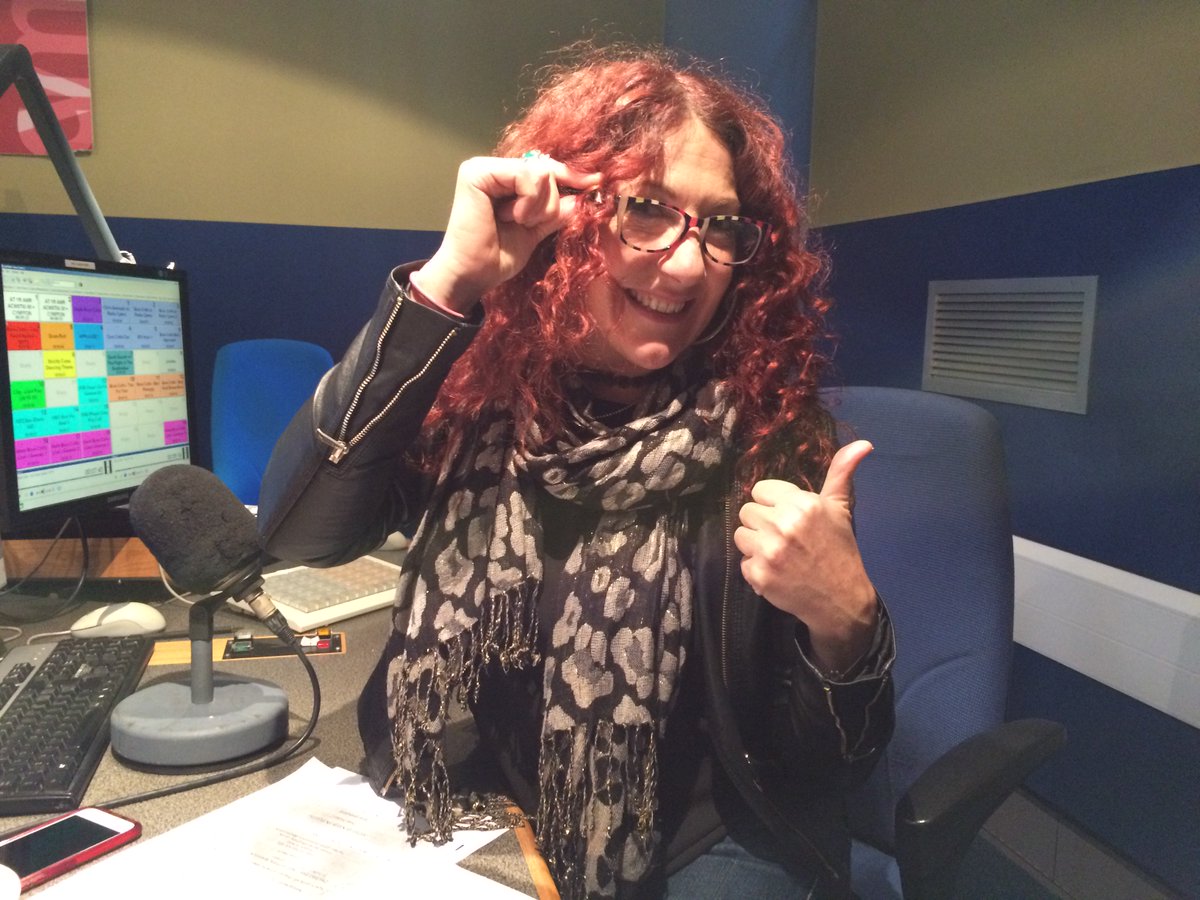 BBCRadioCymru's tweet photo. Celf, garddio, canu a dawnsio, dyna sydd dan sylw @RealShanCothi bore 'ma #HeloHydref #BoreCothi https://t.co/EsCtaPkBSA https://t.co/1gluGQm8N8