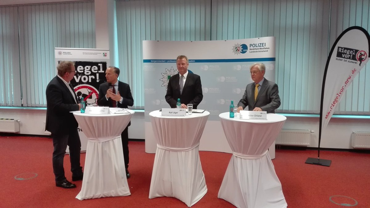 VdWRW's tweet photo. Verbandsdirektor Rychter: "SmartHome-Anteil in d Wohnungswirtschaft steigt, als Mittel gegen Einbrüche wächst die Bedeutung." @PolizeiNRW https://t.co/ClRcIgTz7c