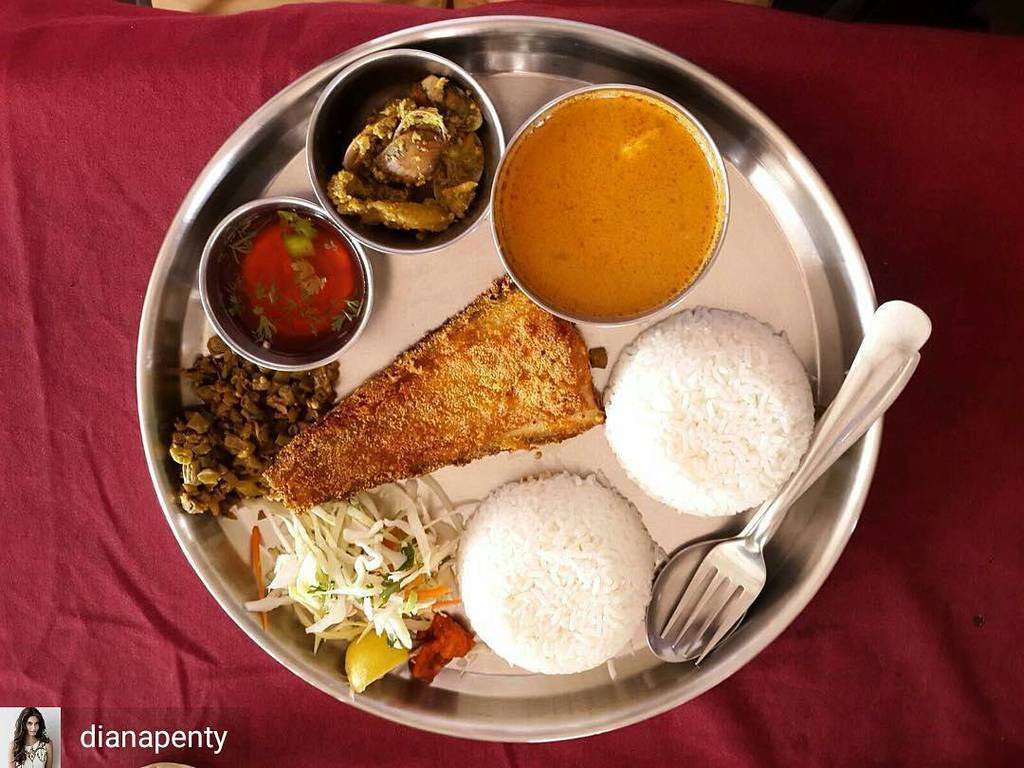 Tweet2Foodiye's tweet image. Via @dianapenty -  What I wouldn't do for some #GoanThali right now 🍲#Lunch #LunchTime #Fo… ift.tt/2eJTWJ8